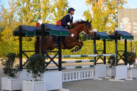 Joaquím Borrás con Island Temptation Van’t Zand, ganador de la pequeña del domingo en el CSI2*. Joaquím Borrás con Island Temptation Van’t Zand, ganador de la pequeña del domingo en el CSI2*.